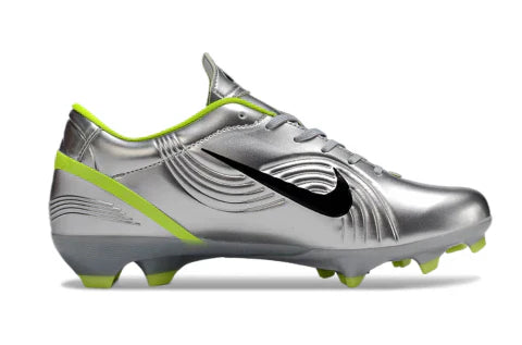 Chuteira Nike Mercurial Air Zoom Vapor 2002 Elite FG Prata lado esquerdo com detalhes em prata e verde limão.