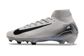 Chuteira Nike Mercurial Superfly 10 Edição Especial FG Elite Cinza no lado esquerdo sobre fundo branco.
