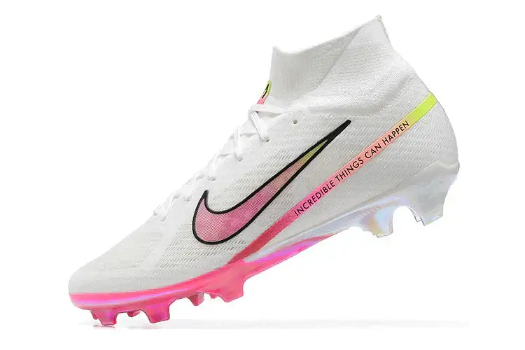 Chuteira Nike Mercurial superfly 9 Air Zoom Ultra FG Branca e Rosa em detalhe, com design sofisticado e cores vibrantes.