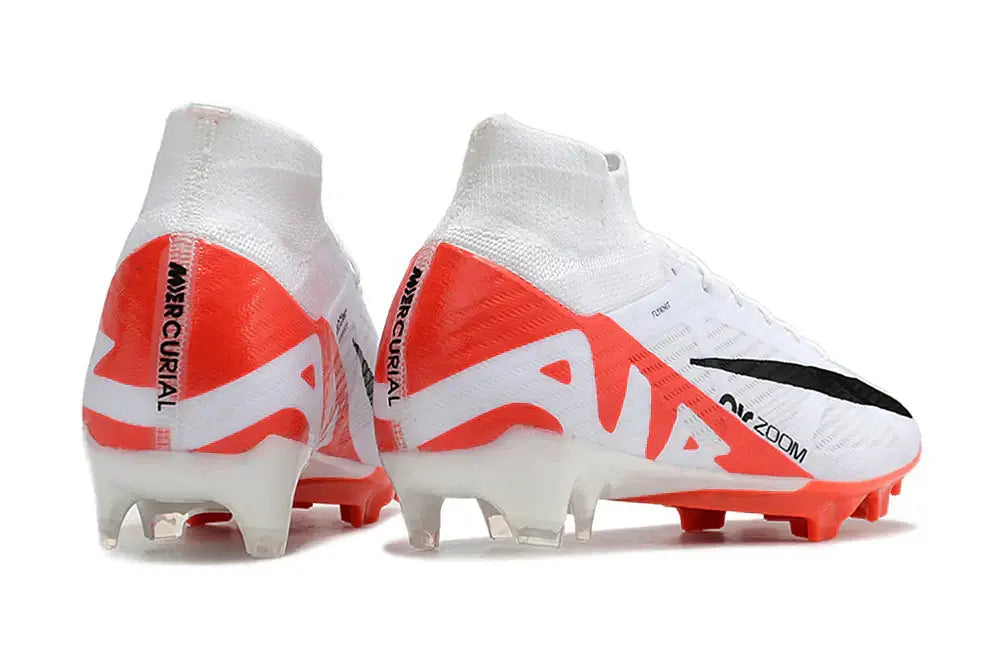 Chuteira Nike Mercurial superfly 9 Air Zoom Ultra FG Branca e Vermelha, vista traseira com detalhes em vermelho e branco.