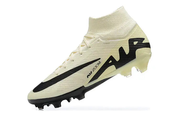 Chuteira Nike Mercurial superfly 9 Air Zoom Ultra FG em branco e preto para futebol em campos naturais.
