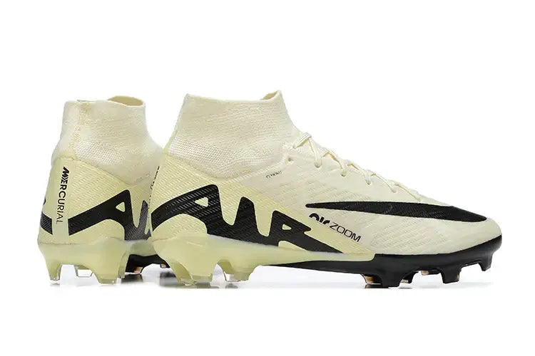 Chuteira Nike Mercurial superfly 9 Air Zoom Ultra FG em cor clara com detalhes em preto.