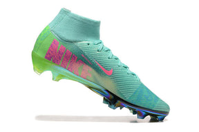 Chuteira Nike Mercurial Superfly Edição Especial 10 Cosmic 2 FG em azul e verde, destacando seu design aerodinâmico.