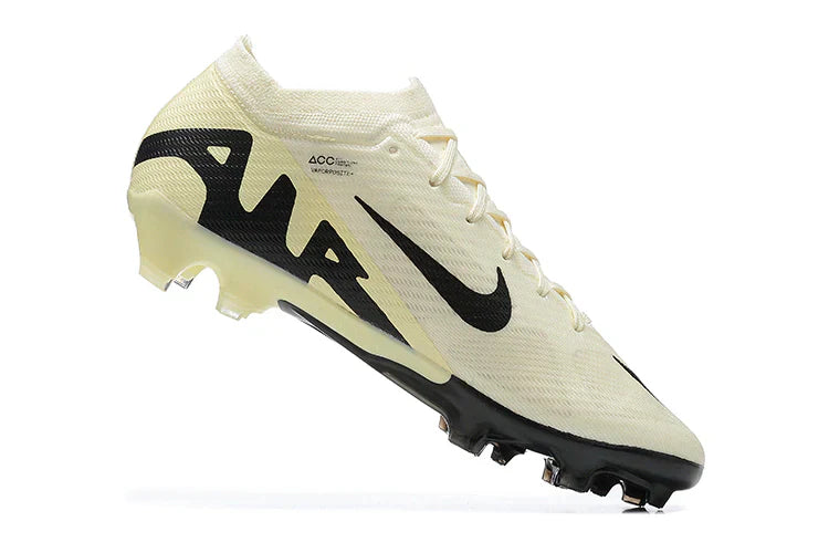 Chuteira Nike Mercurial Vapor 15 Air Zoom FG Bege e Preta lado esquerdo com detalhes em preto e design elegante.