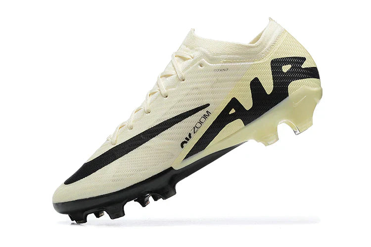 Chuteira Nike Mercurial Vapor 15 Air Zoom FG Bege e Preta em ângulo lateral, destacando o design e a tecnologia Air Zoom.