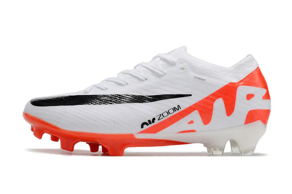 Chuteira Nike Mercurial Vapor 15 Air Zoom FG Branca e Laranja lado esquerdo exibindo design moderno e tecnológico.