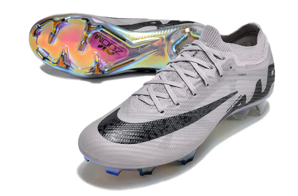 Chuteira Nike Mercurial Vapor 15 Air Zoom Ultra FG Prata e Preta vista lateral e inferior.