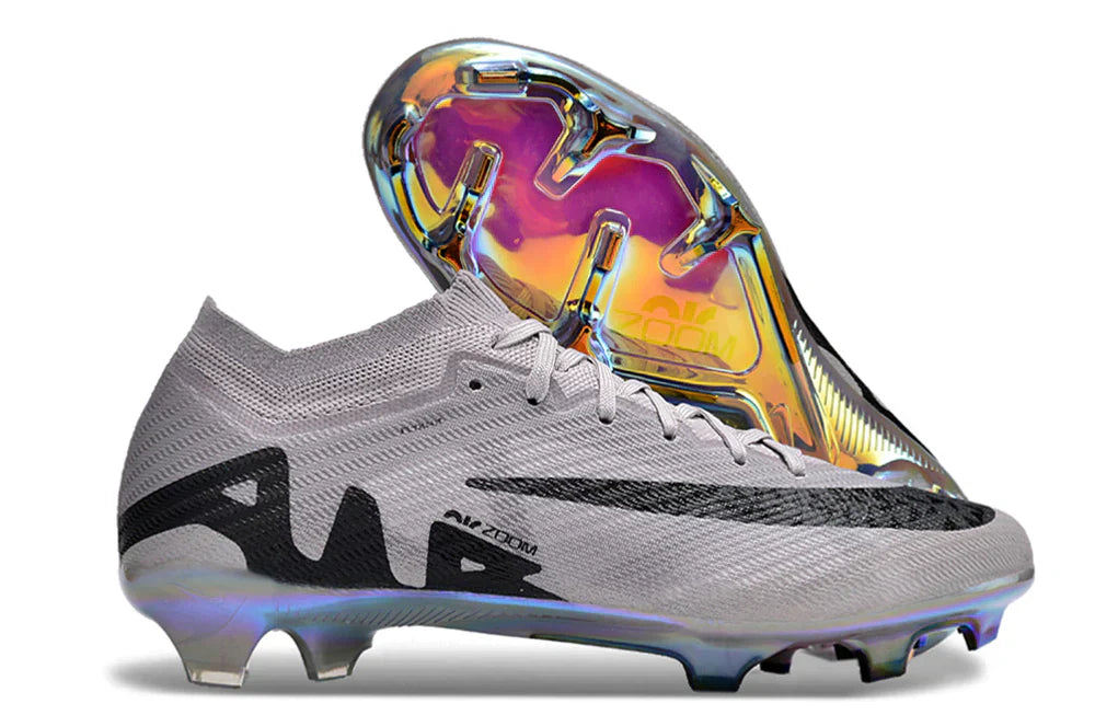 Chuteira Nike Mercurial Vapor 15 Air Zoom Ultra FG Prata e Preta com design aerodinâmico e tecnologia Air Zoom.