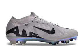 Chuteira Nike Mercurial Vapor 15 Air Zoom Ultra FG Prata e Preta, design aerodinâmico para desempenho em campo.