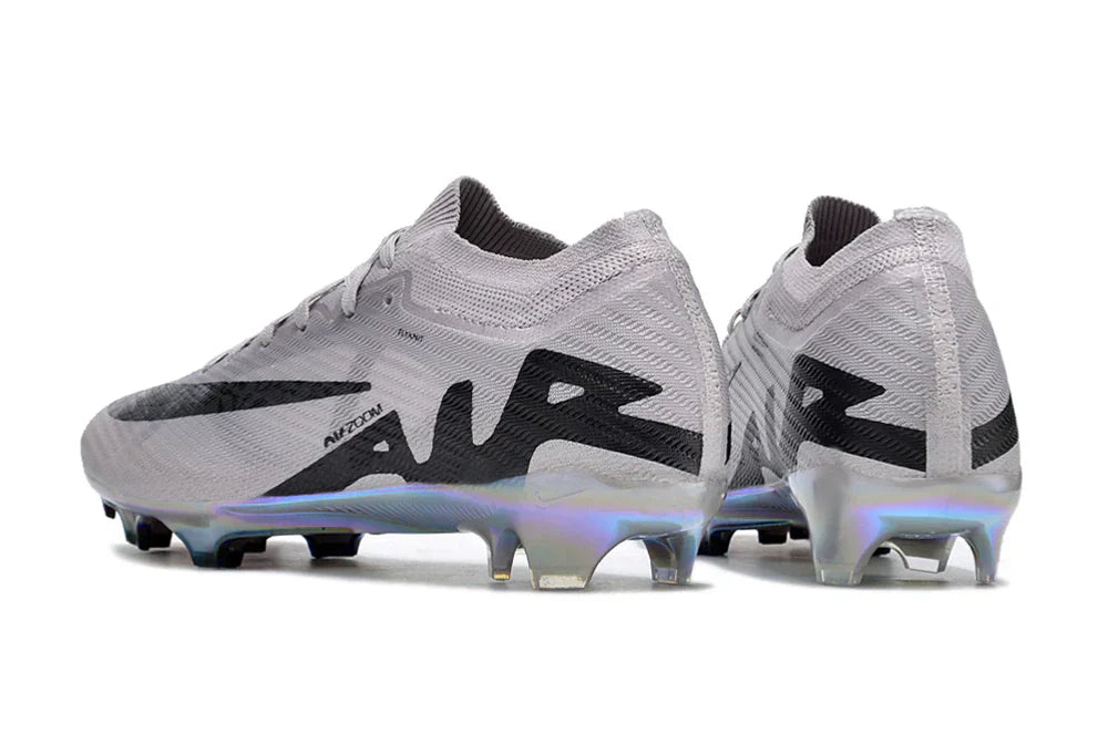 Chuteira Nike Mercurial Vapor 15 Air Zoom Ultra FG Prata e Preta vista traseira com detalhe em preto.