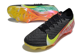 Chuteira Nike Mercurial Vapor 16 Elite "Vini jr" FG - Preta, Vermelha e Amarela em ângulo com detalhe da sola colorida.