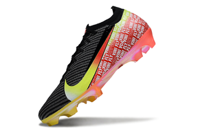 Chuteira Nike Mercurial Vapor 16 Elite "Vini jr" FG - Preta, Vermelha e Amarela vista lateral com design icônico.