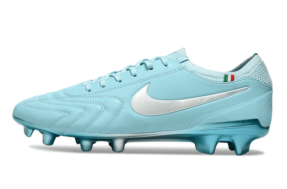 Chuteira Nike Tiempo Legend X Elite FG Azul em tom claro com detalhes prateados, ideal para desempenho no futebol.