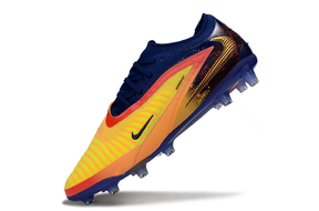 Chuteira Nike Phantom 6 Elite AG Amarela e Azul - Erling Haaland, modelo destacando design vibrante e tecnologia avançada.