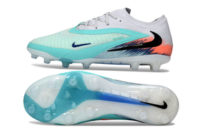 Chuteira Nike Phantom 6 Elite AG Azul - New United Pack em ângulo lateral, destacando design e solado.