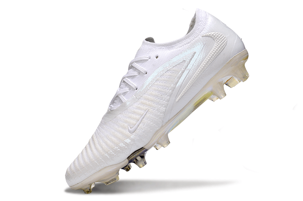 Chuteira Nike Phantom 6 Elite FG - Branca em perfil, destacando seu design elegante e tecnologia avançada.