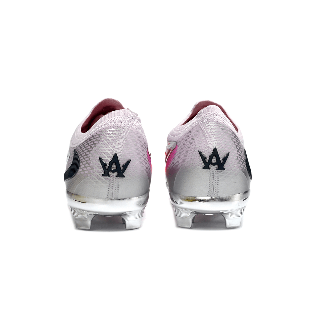 Chuteira Nike Phantom 6 Elite FG - Laranja "Alexia Putellas" vista traseira mostrando detalhes em rosa e preto.