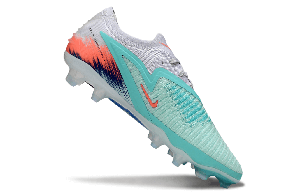 Chuteira Nike Phantom 6 Elite FG "New United Pack" em destaque, com design moderno e cores vibrantes.