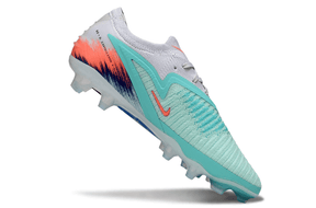 Chuteira Nike Phantom 6 Elite FG "New United Pack" em destaque, com design moderno e cores vibrantes.