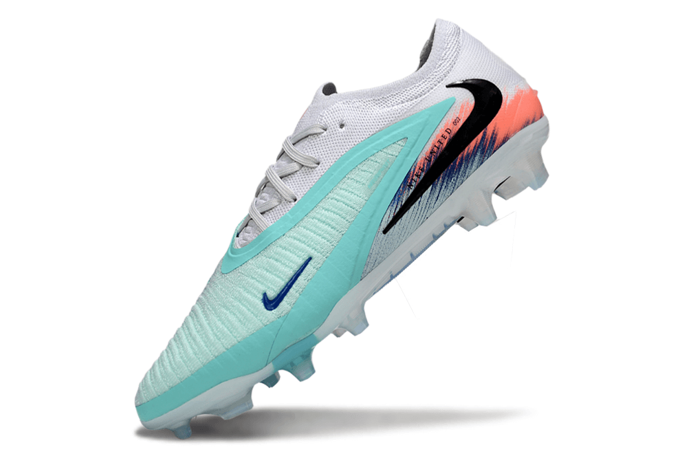 Chuteira Nike Phantom 6 Elite FG "New United Pack" com design moderno e detalhes em azul e rosa.