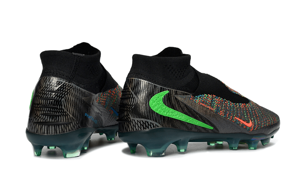 Chuteira Nike Phantom 6 Elite FG Preta e Dourada "EA FC" vista traseira com detalhes em verde e preto.