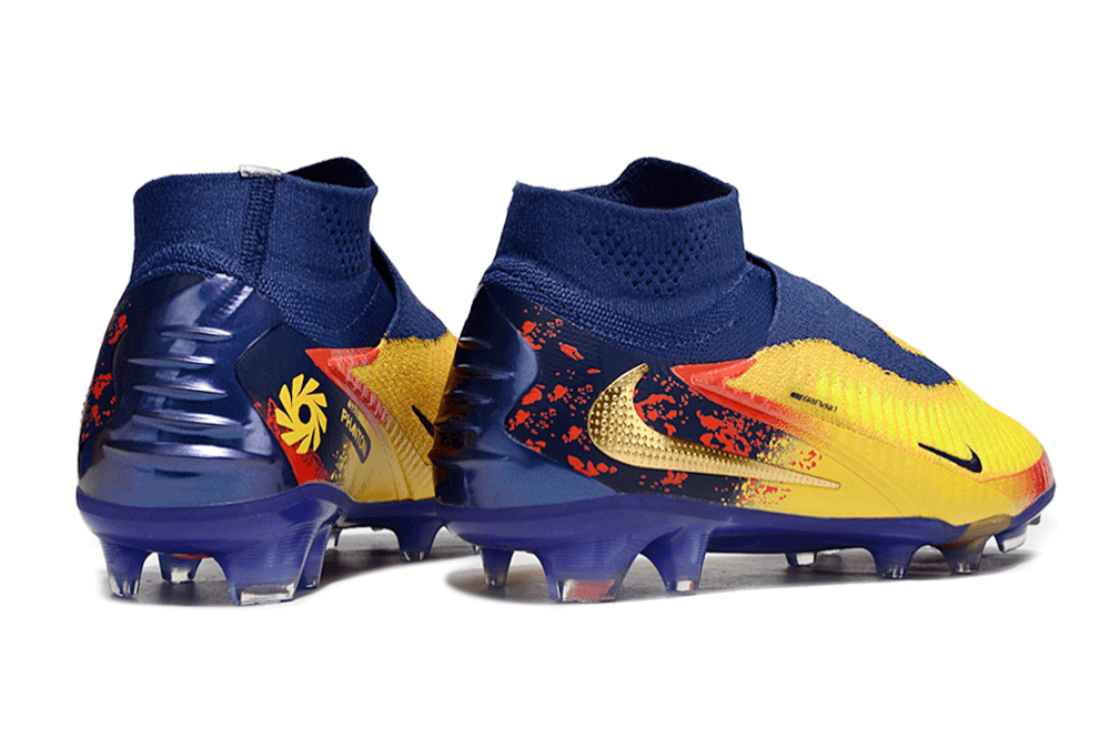 Chuteira Nike Phantom 6 Elite Edição Especial Haaland FG - Azul, Amarela e Vermelha, vista traseira.