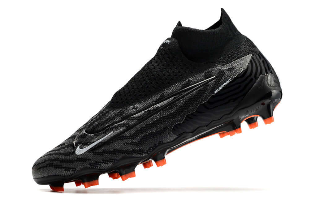 Chuteira Nike Phantom GX Elite FG Preta - Entrega Imediata em preto com detalhes laranja e design aerodinâmico.