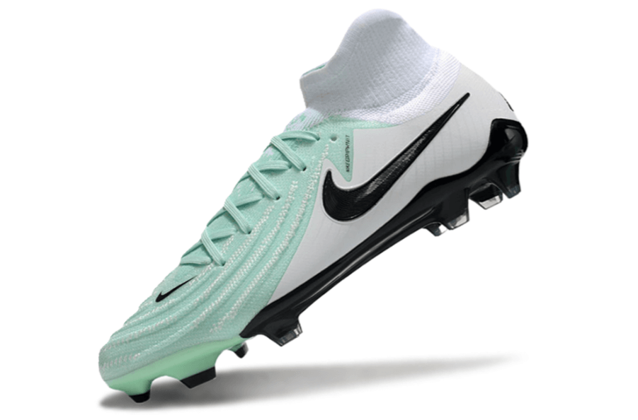 Chuteira Nike Phantom Luna Elite NU FG Branca, Verde e Preto em destaque, com design inovador e tecnologia avançada.