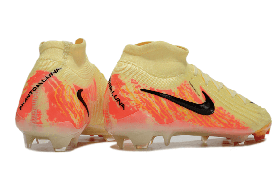 Chuteira Nike Phantom Luna Elite NU FG Laranja e Amarelo vista traseira com detalhes em preto.