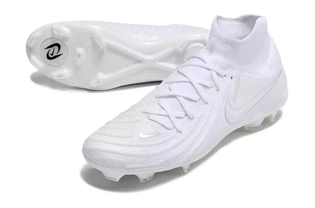 Chuteira Nike Phantom Luna II FG Branca com design elegante e tecnologia avançada para desempenho em campo.