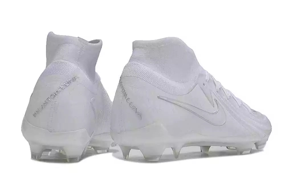 Chuteira Nike Phantom Luna II FG Branca vista traseira e lateral em branco, ideal para desempenho em campos naturais.