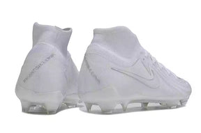 Chuteira Nike Phantom Luna II FG Branca vista traseira e lateral em branco, ideal para desempenho em campos naturais.