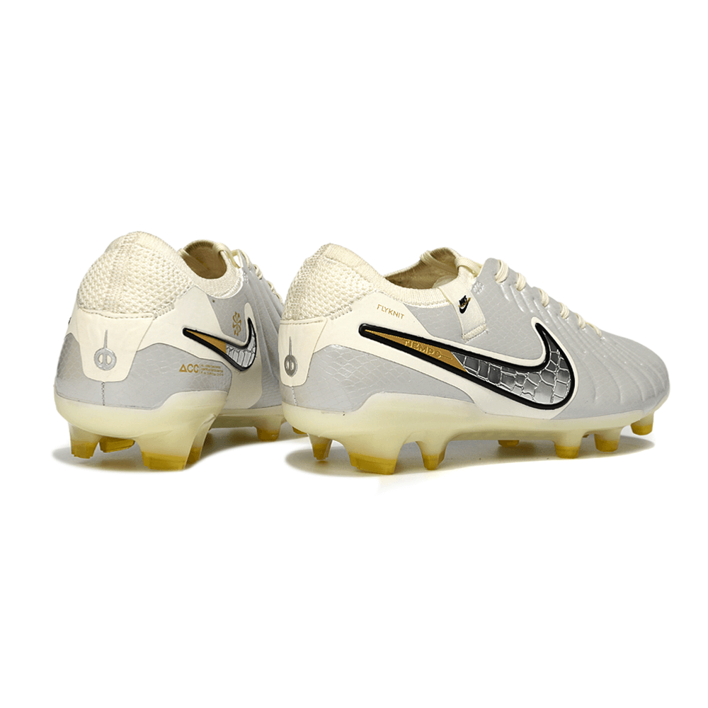 Chuteira Nike Tiempo 10 Elite FG Prateada - Vista traseira com detalhes modernos em prateado e preto.