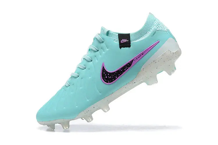 Chuteira Nike Tiempo Legend 10 FG - Azul em destaque, com design inovador em azul e detalhes de moda em roxo.