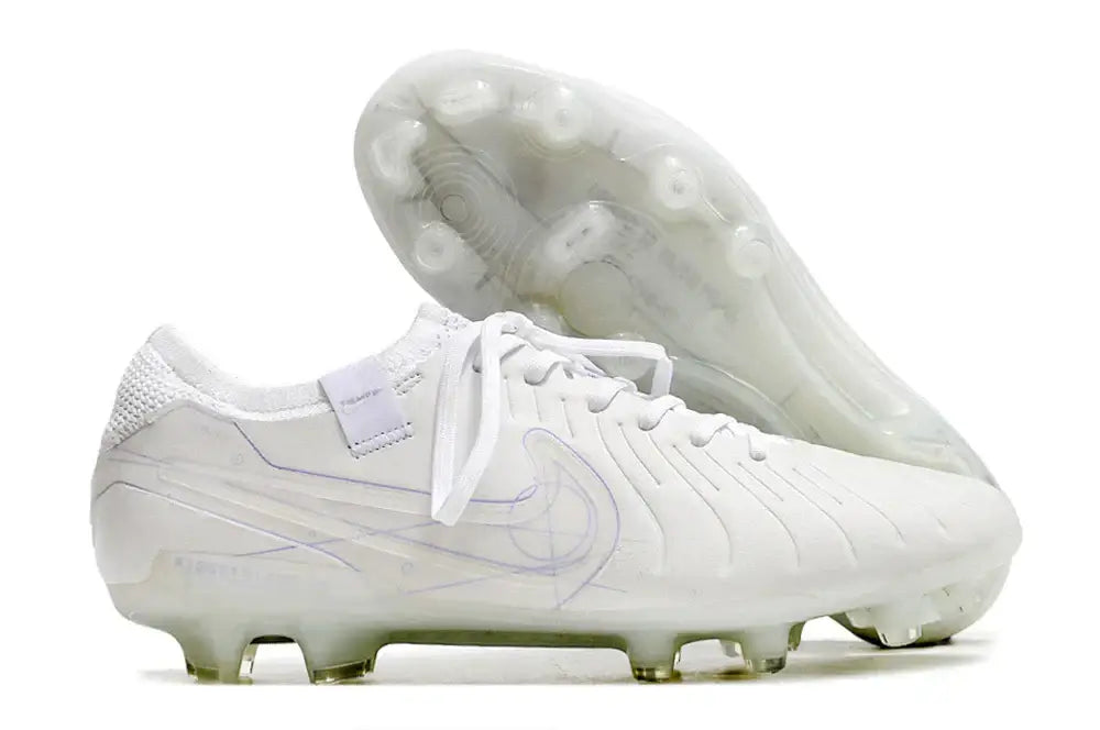Chuteira Nike Tiempo Legend 10 FG - Branca - Edição Especialo vista lateral com detalhes em couro premium e sola transparente.