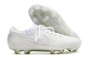 Chuteira Nike Tiempo Legend 10 FG - Branca - Edição Especialo vista lateral com detalhes em couro premium e sola transparente.