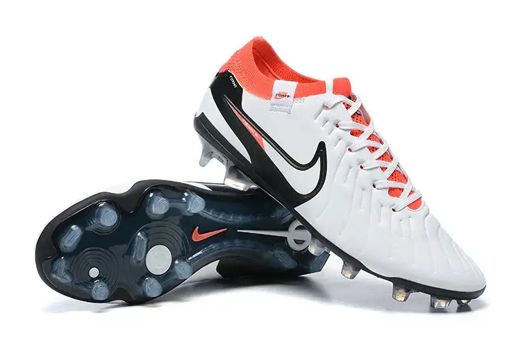 Chuteira Nike Tiempo Legend 10 FG - Branca, Vermelha e Preta vista lateral e inferior em fundo branco.