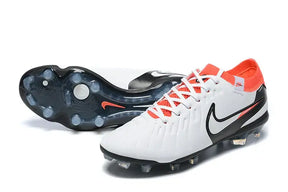 Chuteira Nike Tiempo Legend 10 FG - Branca, Vermelha e Preta em ângulo diagonal com sola visível.