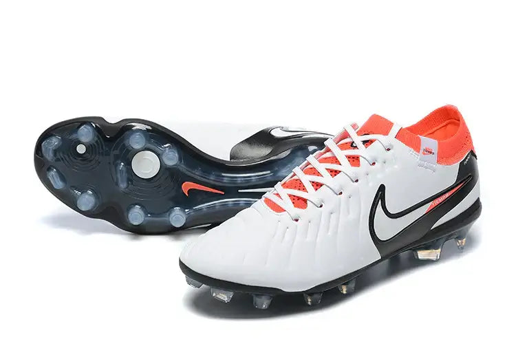 Chuteira Nike Tiempo Legend 10 FG - Branca, Vermelha e Preta em ângulo diagonal com sola visível.