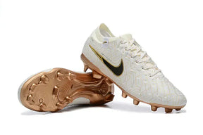 Chuteira Nike Tiempo Legend 10 FG - Pack United com design exclusivo e sola de travas douradas