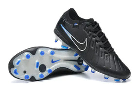 Chuteira Nike Tiempo Legend 10 FG - Preta e Azul - Pack Shadow com sola em azul e preto.
