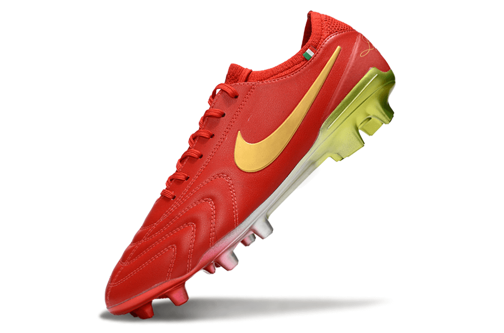 Chuteira Nike Tiempo Legend X Elite FG Vermelha com detalhes em dourado e sola amarela.