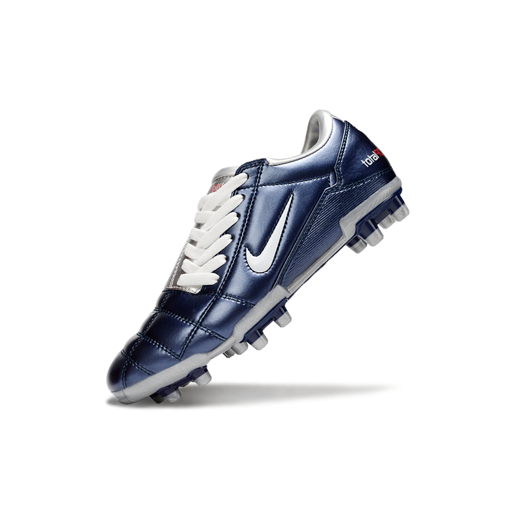 Chuteira Nike Total 90 FG Azul e Prata lateral em destaque, ideal para desempenho em campos naturais.
