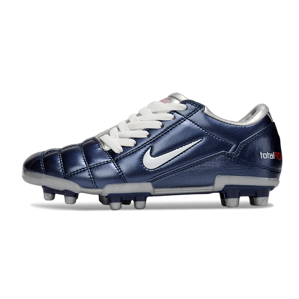 Chuteira Nike Total 90 FG Azul e Prata, ideal para futebolistas, com design elegante e tecnologia avançada para melhor desempenho.