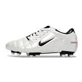 Chuteira Nike Total 90 FG Branca e Preta com design clássico e tecnologia de ponta para futebolistas.