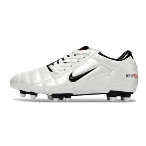 Chuteira Nike Total 90 FG Branca e Preta com design clássico e tecnologia de ponta para futebolistas.