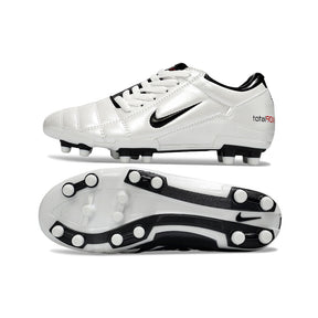 Chuteira Nike Total 90 FG Branca e Preta, ideal para desempenho e estilo no futebol com solado FG.