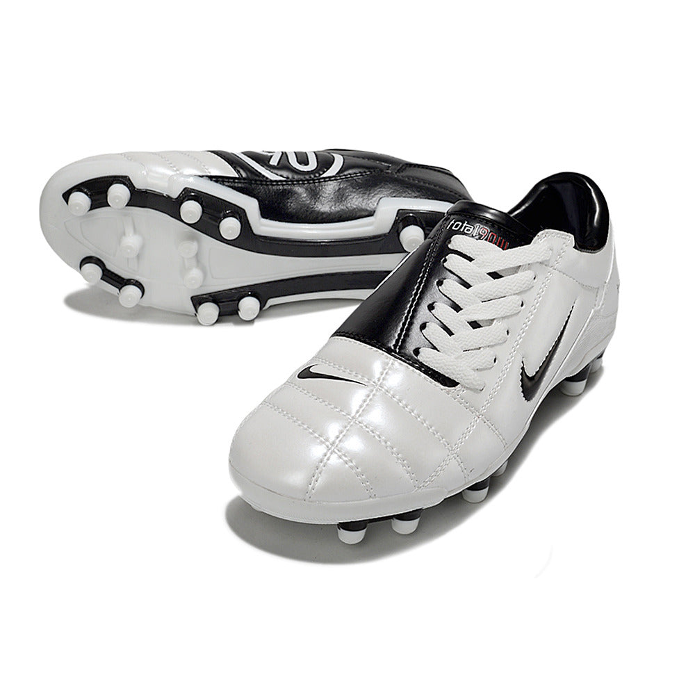 Chuteira Nike Total 90 FG Branca e Preta com design clássico e sola FG para melhor desempenho em campos de futebol.