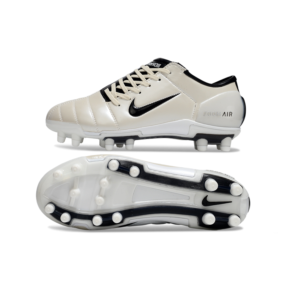Chuteira Nike Total 90 FG Branca e Preta, bota de futebol com design clássico em campo.