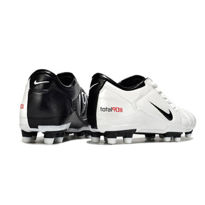 Chuteira Nike Total 90 FG Branca e Preta com design clássico e solado FG, ideal para futebol.